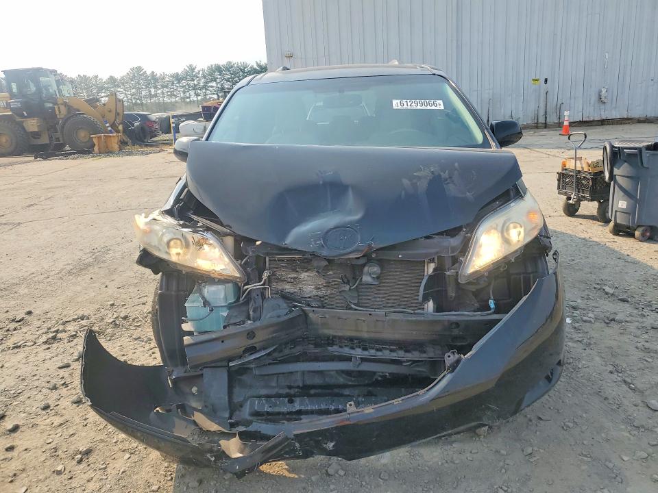 61299066 :رقم المزاد ، 5TDKK3DC3BS120951 vin ، 2011 Toyota Sienna مزاد بيع