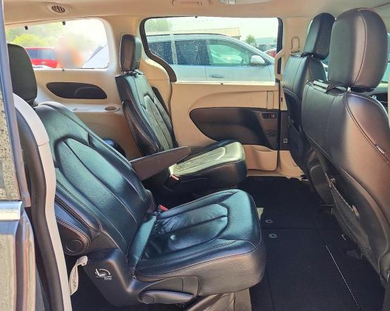 61367106 :رقم المزاد ، 2C4RC1BG5HR684527 vin ، 2017 Chrysler Pacifica مزاد بيع