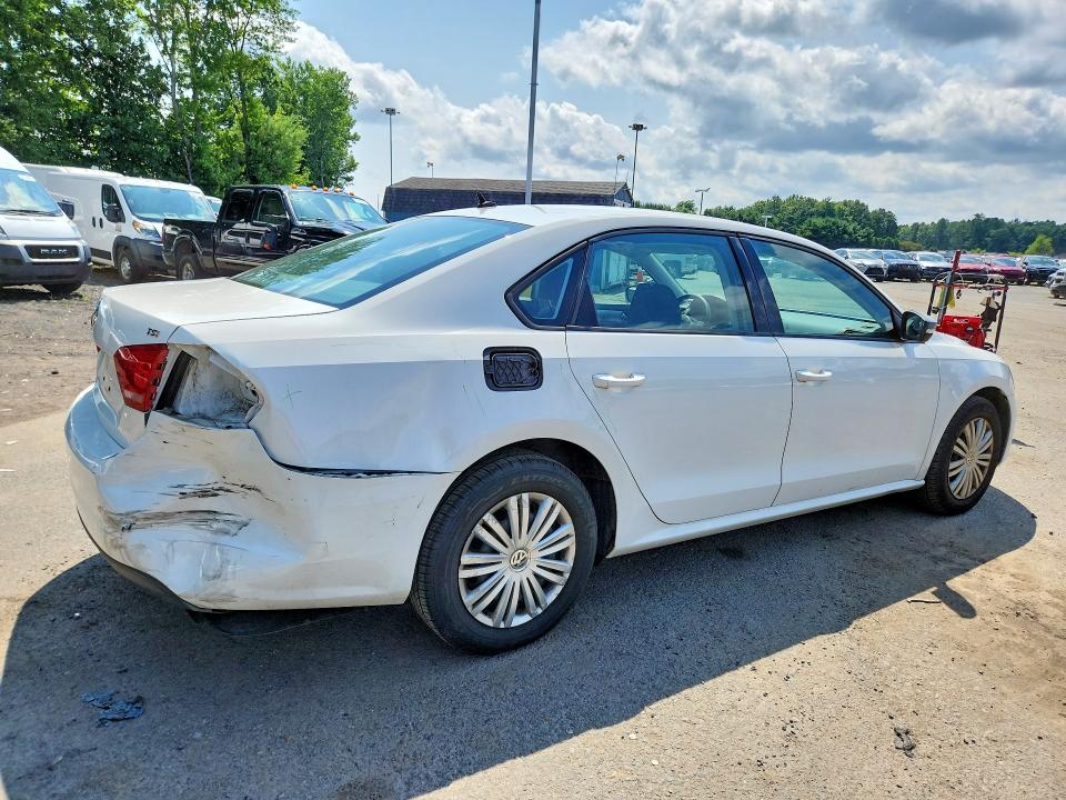 61988316 :رقم المزاد ، 1VWAT7A36FC017189 vin ، 2015 Volkswagen Passat مزاد بيع
