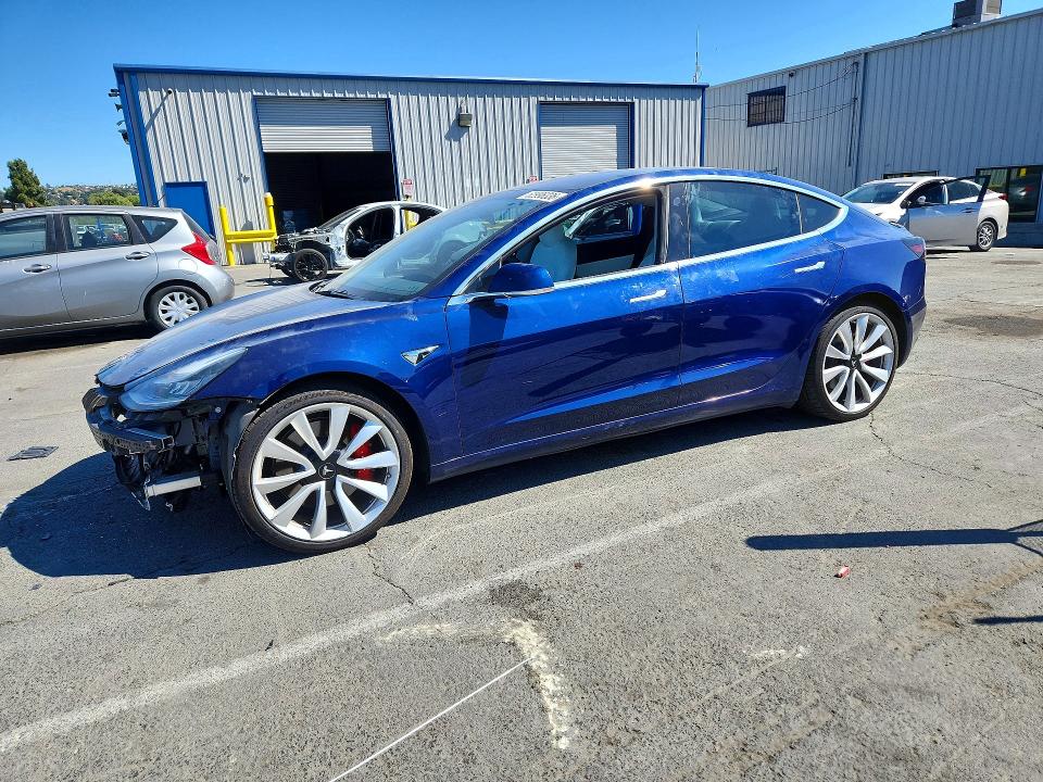 Продажа на аукционе авто 2018 Tesla Model 3, vin: 5YJ3E1EBXJF080716, номер лота: 62996336