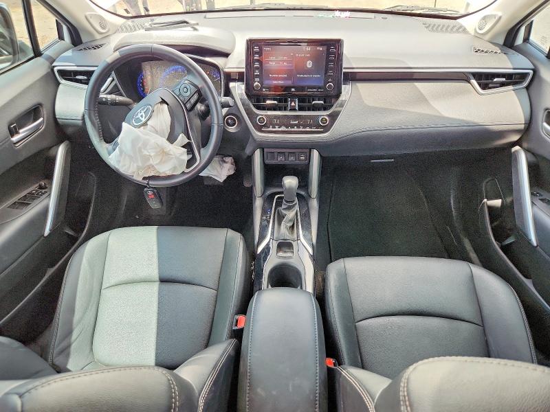 61377316 :رقم المزاد ، 7MUDAABG0NV022136 vin ، 2022 Toyota Corolla Cross مزاد بيع