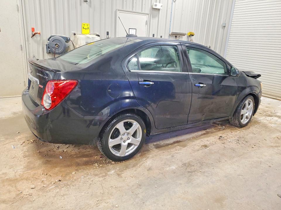 62721356 :رقم المزاد ، 1G1JE5SB1F4107912 vin ، 2015 Chevrolet Sonic مزاد بيع