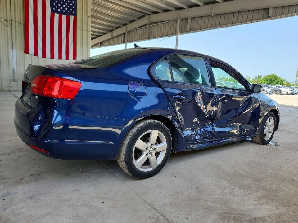 60821176 :رقم المزاد ، 3VWD17AJ4EM243391 vin ، 2014 Volkswagen Jetta مزاد بيع