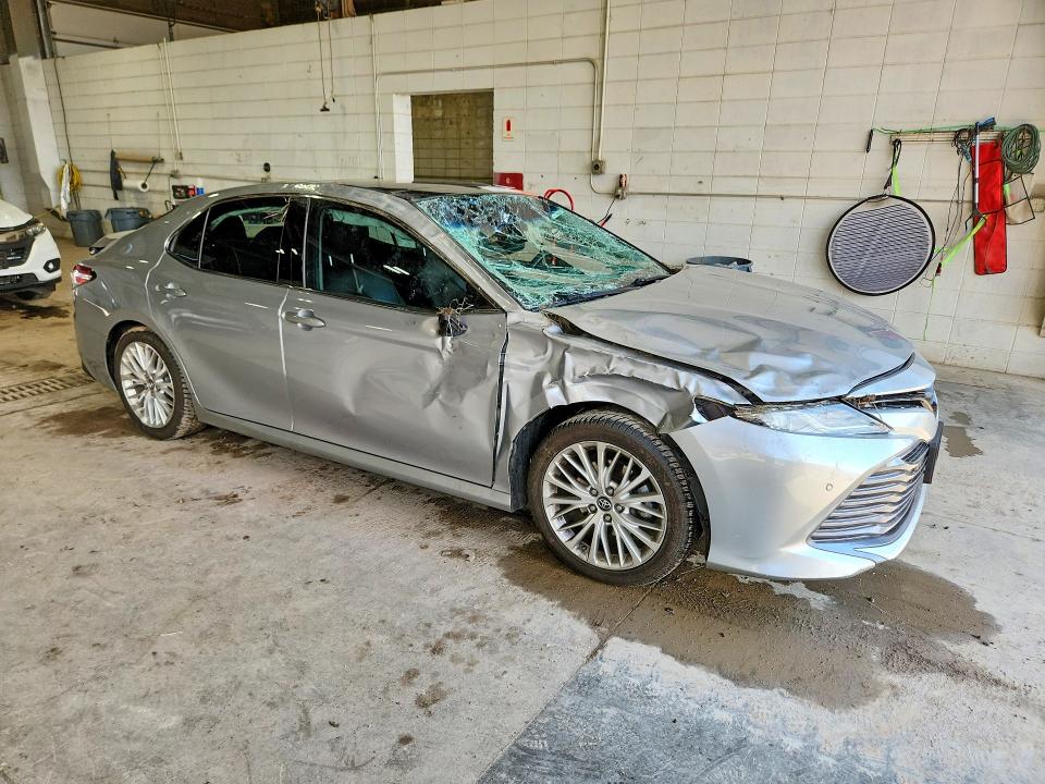 59305456 :رقم المزاد ، 4T1B11HK2JU530428 vin ، 2018 Toyota Camry مزاد بيع