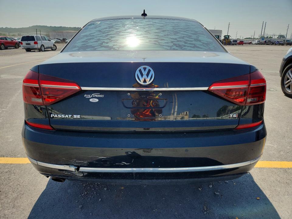 61582196 :رقم المزاد ، 1VWBA7A36JC009807 vin ، 2018 Volkswagen Passat مزاد بيع