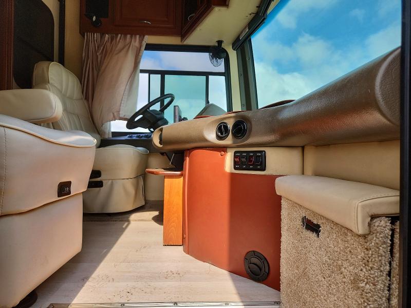 62359186 :رقم المزاد ، 4UZACJDT28CZ79208 vin ، 2008 Freightliner Chassis مزاد بيع