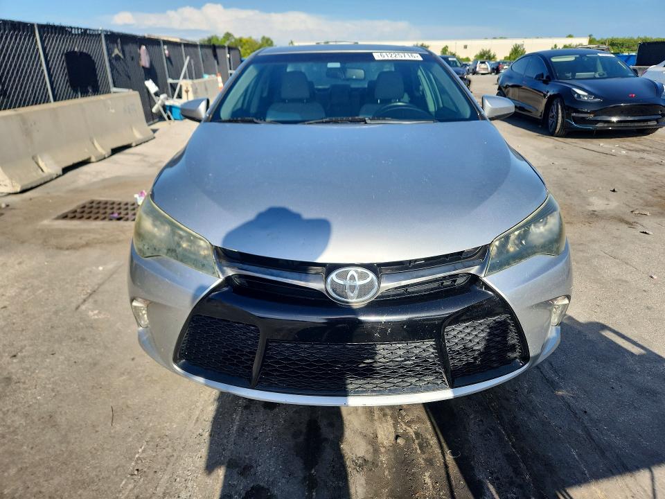 2015 Toyota Camry მანქანა იყიდება აუქციონზე, vin: 4T1BK1FK8FU029485, აუქციონის ნომერი: 61225716