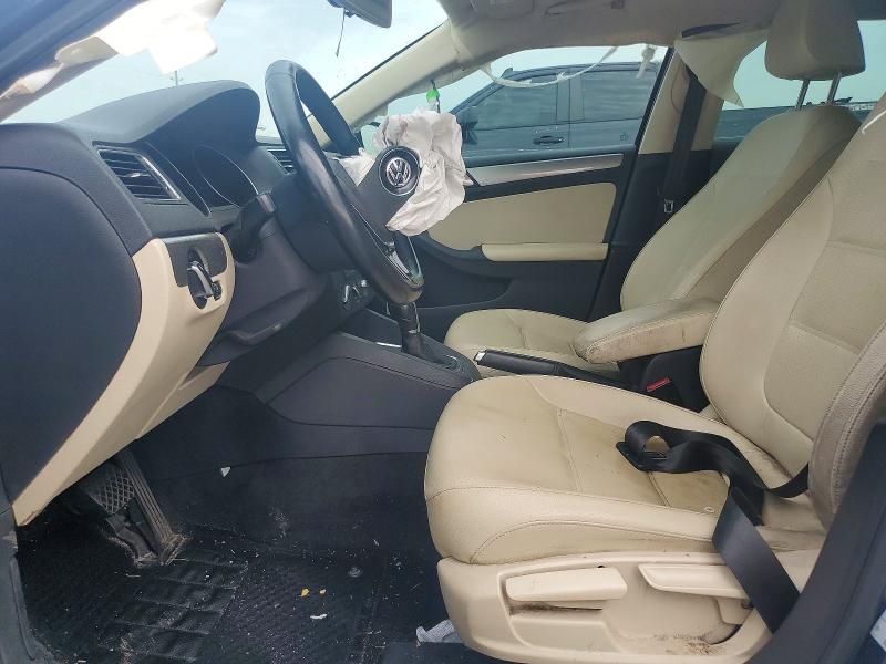 61318256 :رقم المزاد ، 3VWDB7AJ0JM259319 vin ، 2018 Volkswagen Jetta مزاد بيع