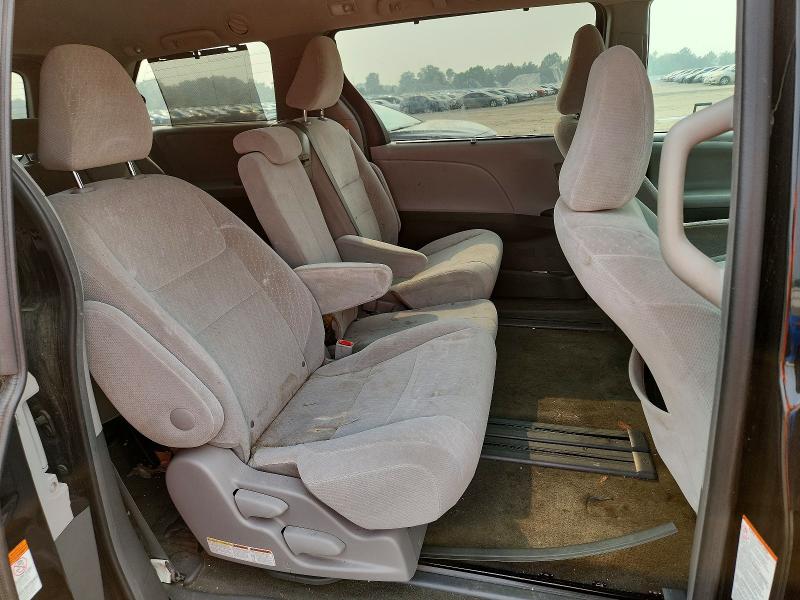 61793976 :رقم المزاد ، 5TDKZ3DC3HS822658 vin ، 2017 Toyota Sienna مزاد بيع