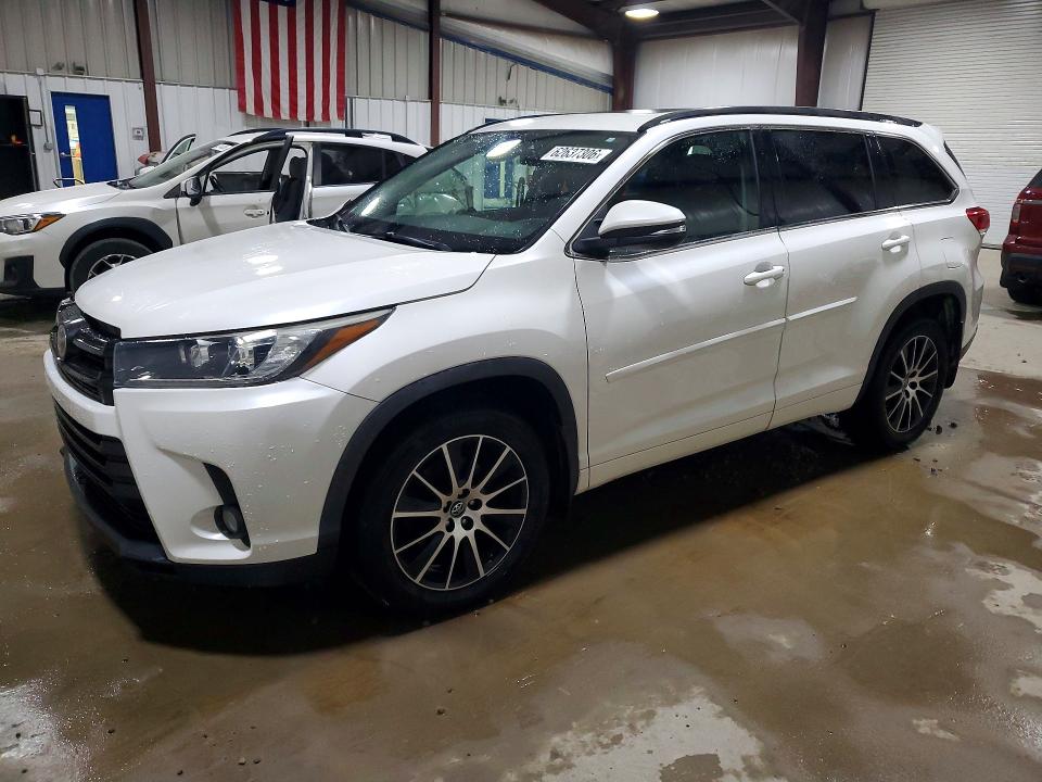 Продажа на аукционе авто 2018 Toyota Highlander, vin: 5TDJZRFH0JS802882, номер лота: 62637306