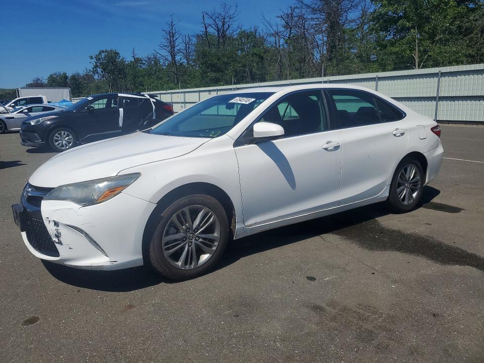 61945746 :رقم المزاد ، 4T1BF1FK7FU100096 vin ، 2015 Toyota Camry مزاد بيع