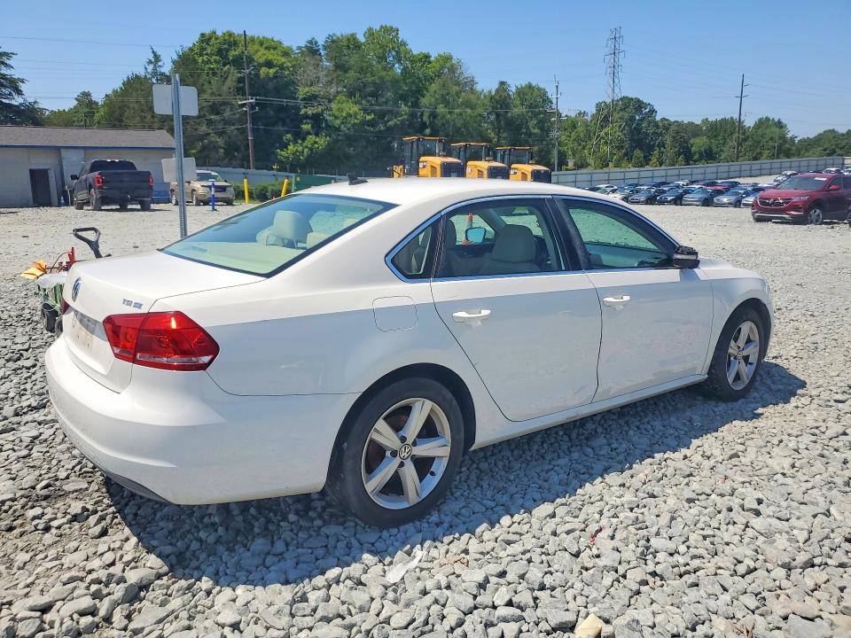 61327806 :رقم المزاد ، 1VWBS7A36FC013666 vin ، 2015 Volkswagen Passat مزاد بيع