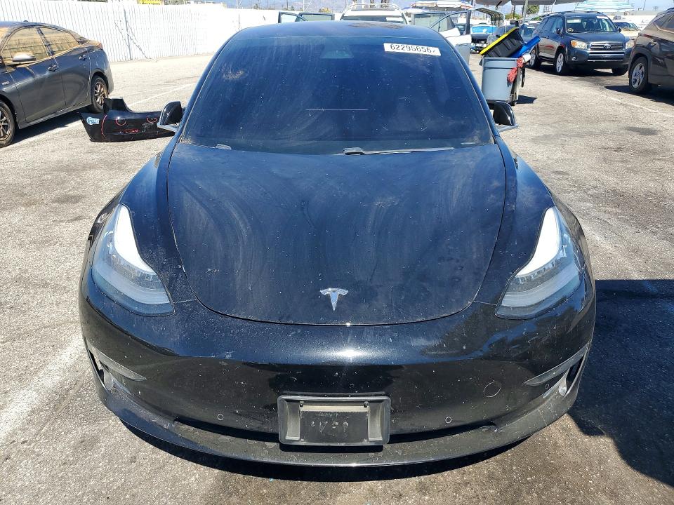 62295656 :رقم المزاد ، 5YJ3E1EA2JF123307 vin ، 2018 Tesla Model 3 مزاد بيع