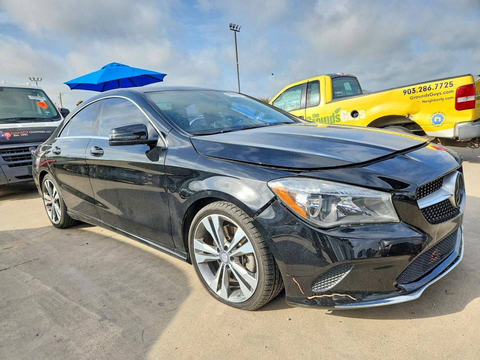 61484926 :رقم المزاد ، WDDSJ4EB8HN421122 vin ، 2017 Mercedes-benz Cla مزاد بيع
