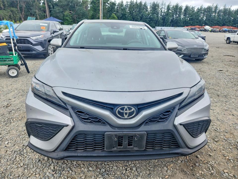 60039736 :رقم المزاد ، 4T1T11BK8MU023583 vin ، 2021 Toyota Camry مزاد بيع