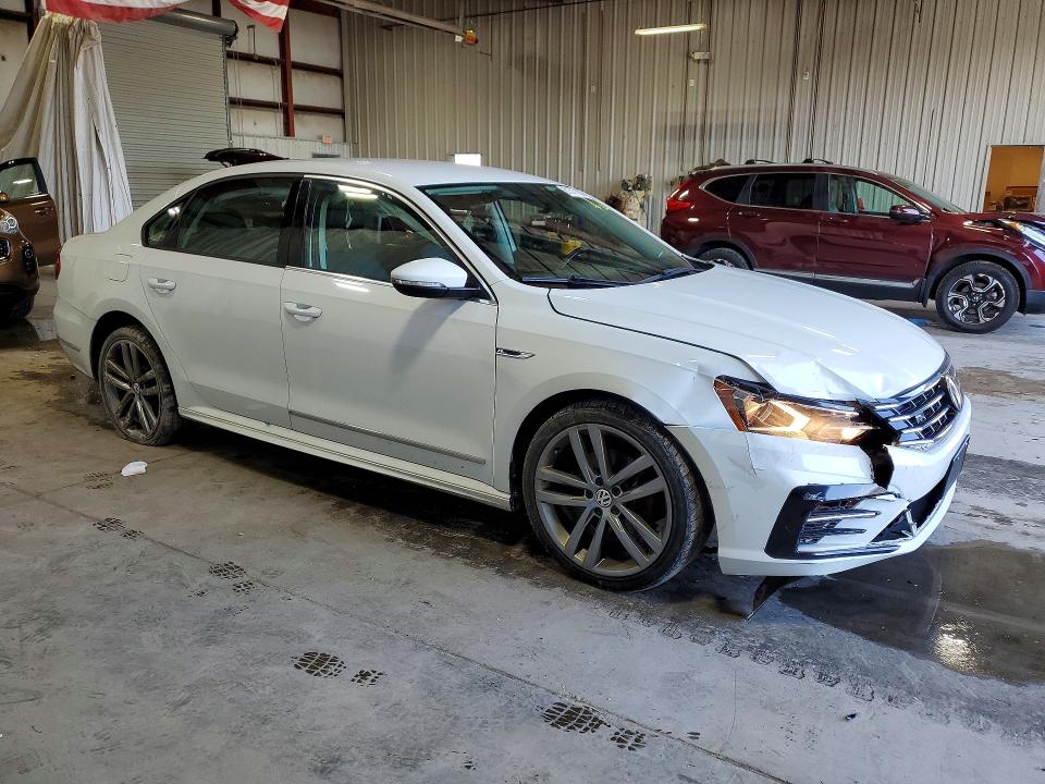 61577186 :رقم المزاد ، 1VWAA7A33JC006603 vin ، 2018 Volkswagen Passat مزاد بيع