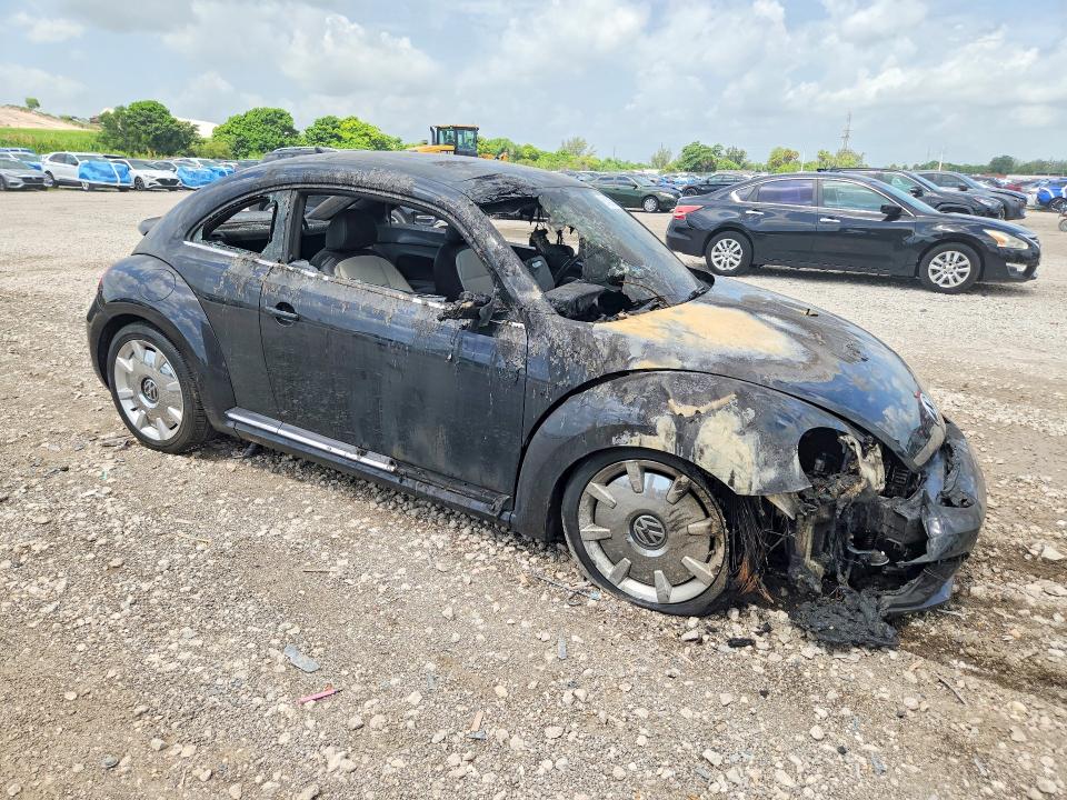 61483376 :رقم المزاد ، 3VWJD7AT6KM713072 vin ، 2019 Volkswagen Beetle مزاد بيع