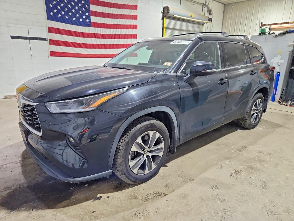 2021 Toyota Highlander მანქანა იყიდება აუქციონზე, vin: 5TDGZRBH3MS556673, აუქციონის ნომერი: 61136966