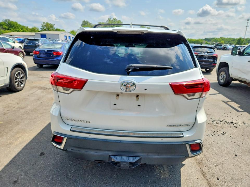 Продаж на аукціоні авто 2018 Toyota Highlander, vin: 5TDDZRFH8JS854497, номер лоту: 62285456