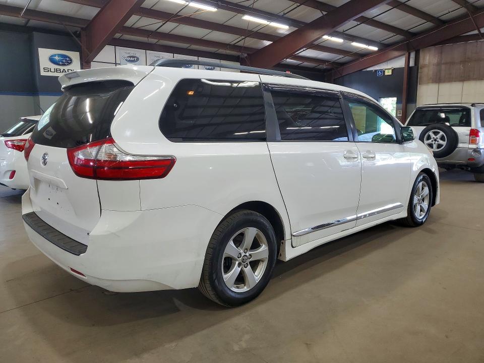 61739666 :رقم المزاد ، 5TDKZ3DC1JS944814 vin ، 2018 Toyota Sienna مزاد بيع