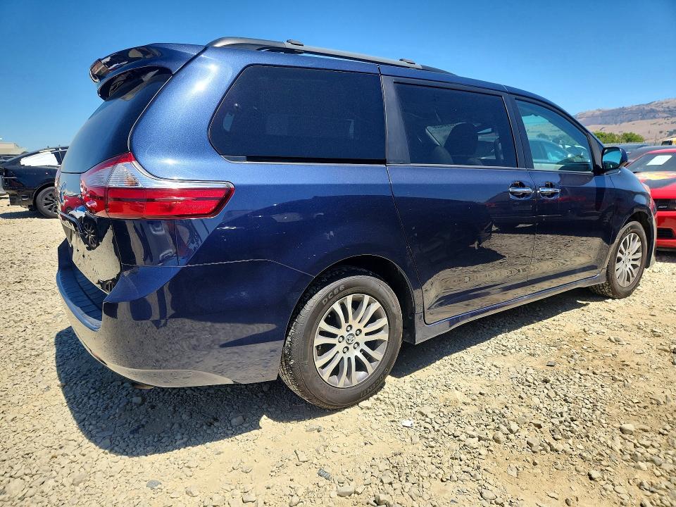 62844226 :رقم المزاد ، 5TDYZ3DC8JS928331 vin ، 2018 Toyota Sienna مزاد بيع