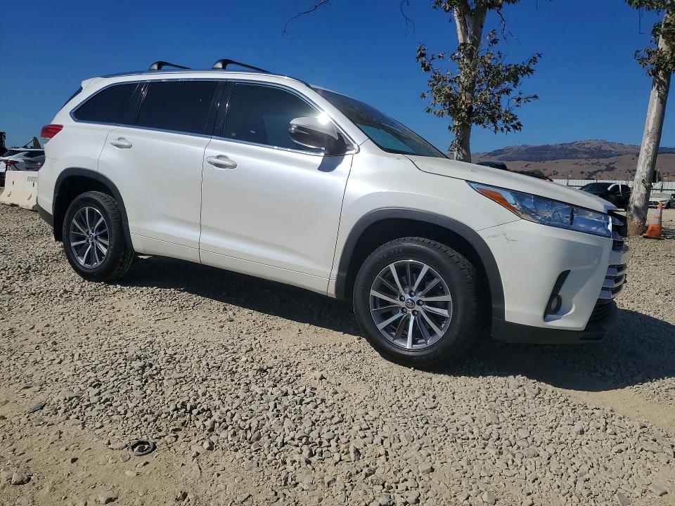 59741626 :رقم المزاد ، 5TDJZRFH3JS842129 vin ، 2018 Toyota Highlander مزاد بيع