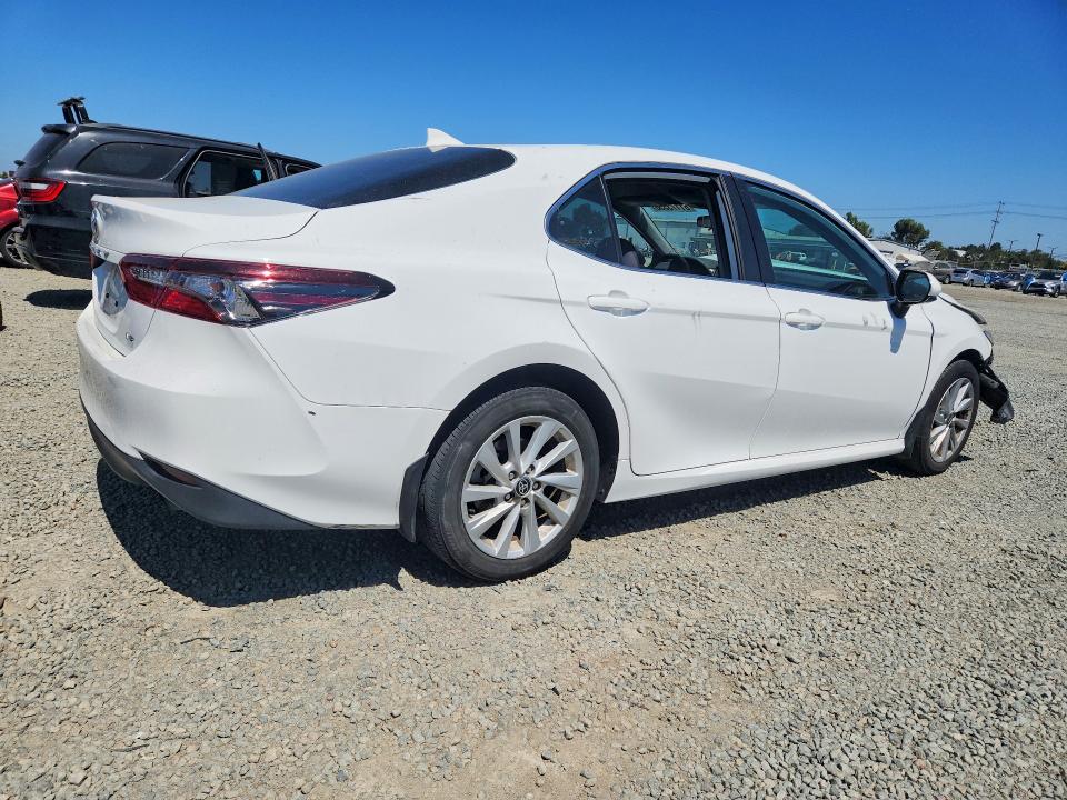 61173556 :رقم المزاد ، 4T1C11AK5NU669991 vin ، 2022 Toyota Camry مزاد بيع