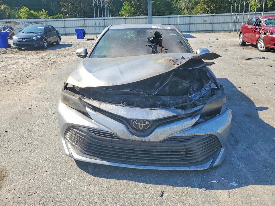 60158696 :رقم المزاد ، 4T1B11HK0KU249942 vin ، 2019 Toyota Camry مزاد بيع