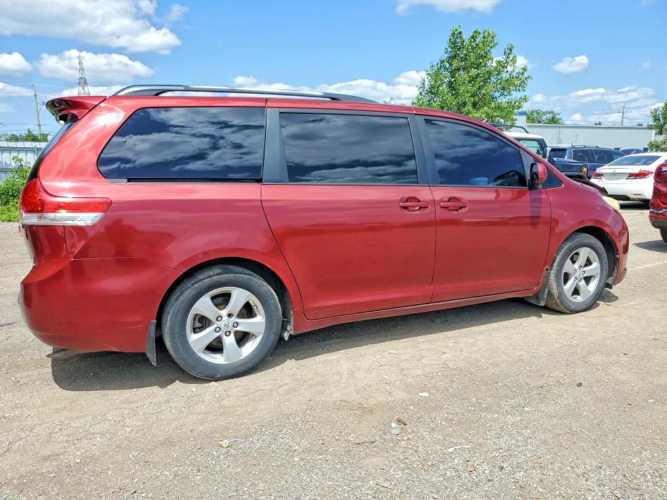 61852916 :رقم المزاد ، 5TDKK3DC2BS070351 vin ، 2011 Toyota Sienna مزاد بيع