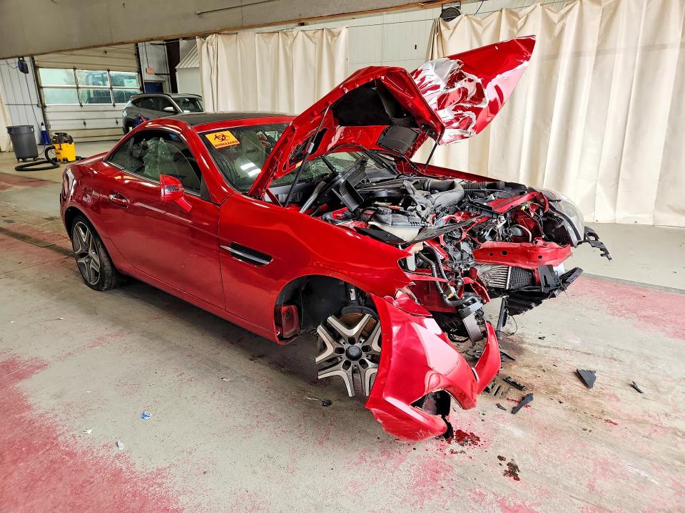 61105796 :رقم المزاد ، WDDPK4HA7FF109760 vin ، 2015 Mercedes-benz Slk مزاد بيع