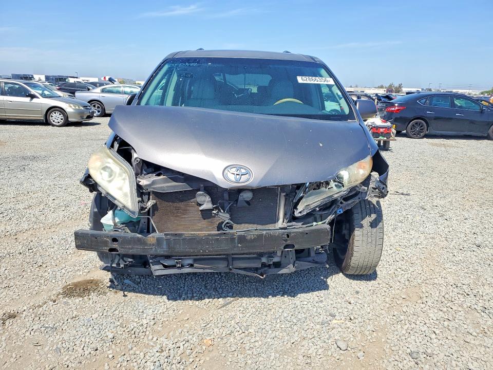 62866356 :رقم المزاد ، 5TDYK3DC7BS085860 vin ، 2011 Toyota Sienna مزاد بيع