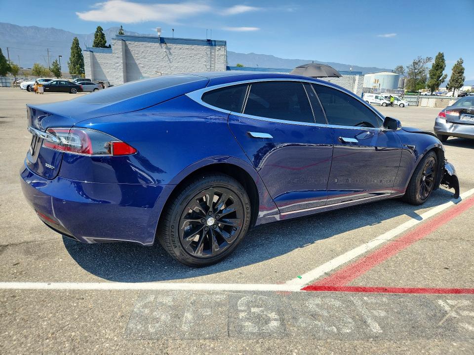 61093236 :رقم المزاد ، 5YJSA1E25JF282970 vin ، 2018 Tesla Model S مزاد بيع