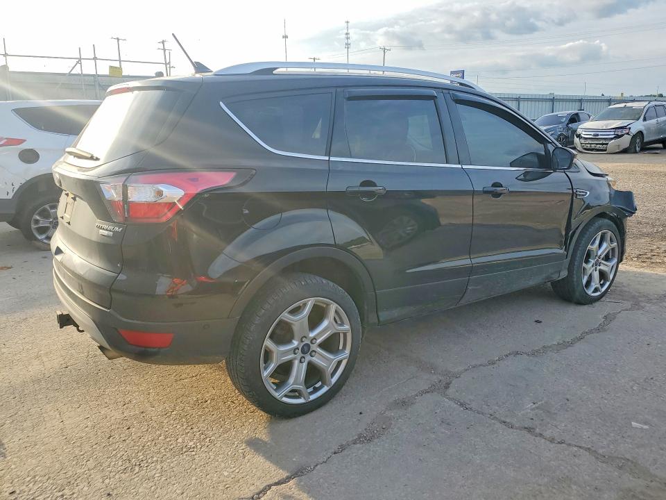 62021126 :رقم المزاد ، 1FMCU9J90JUA03134 vin ، 2018 Ford Escape مزاد بيع