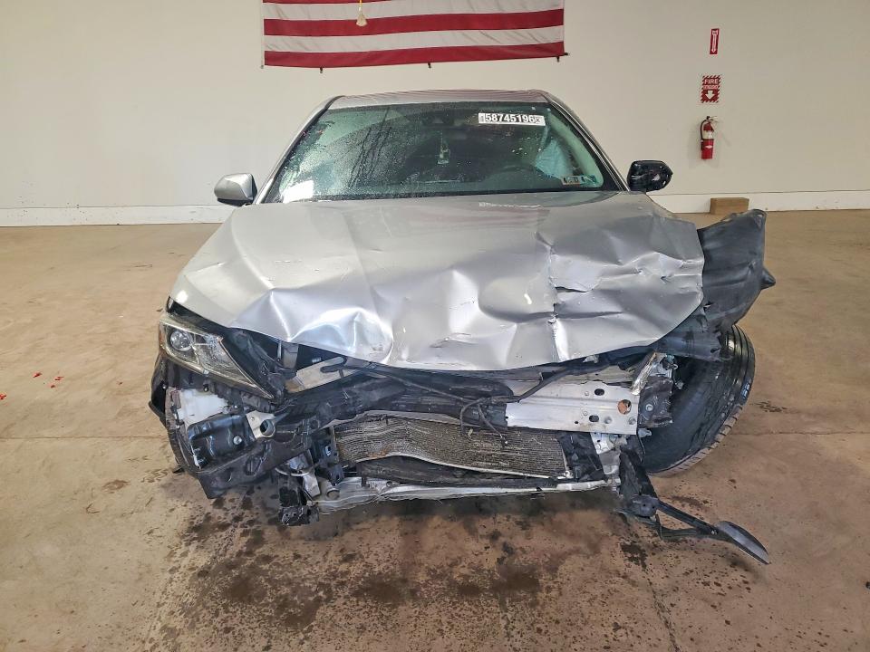 58745196 :رقم المزاد ، 4T1C11AK5MU563135 vin ، 2021 Toyota Camry مزاد بيع