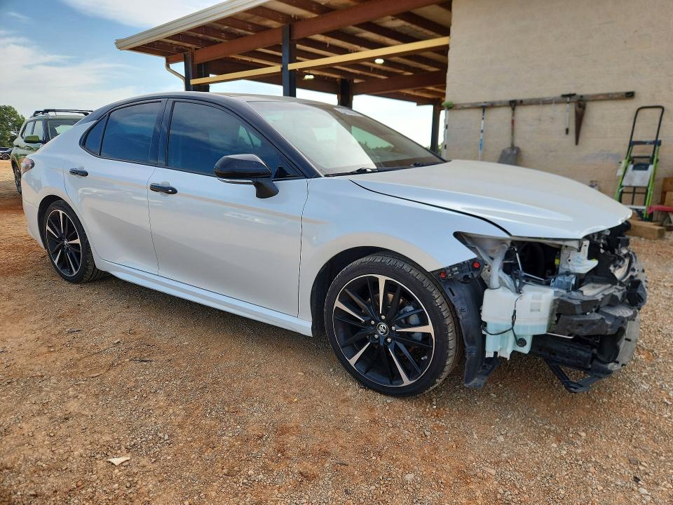61606366 :رقم المزاد ، 4T1B61HK7JU128826 vin ، 2018 Toyota Camry مزاد بيع