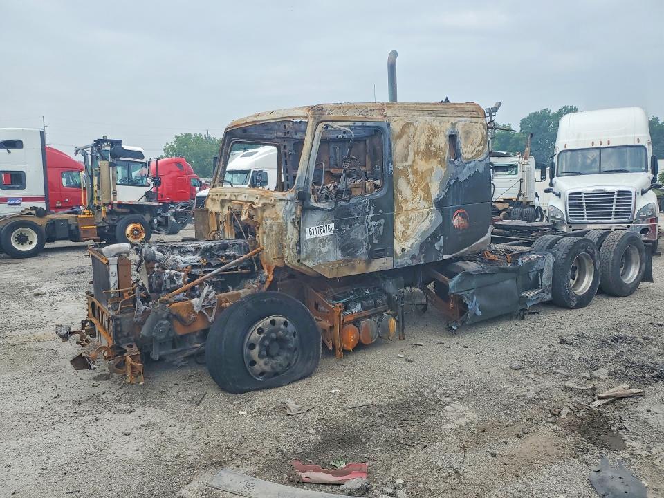 61176876 :رقم المزاد ، 4V4NC9GH77N454728 vin ، 2007 Volvo Vn مزاد بيع
