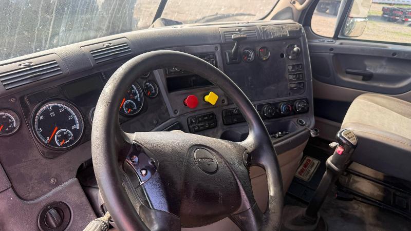 2015 Freightliner Cascadia 125 მანქანა იყიდება აუქციონზე, vin: 3AKJGLD65FSGC4864, აუქციონის ნომერი: 63187276