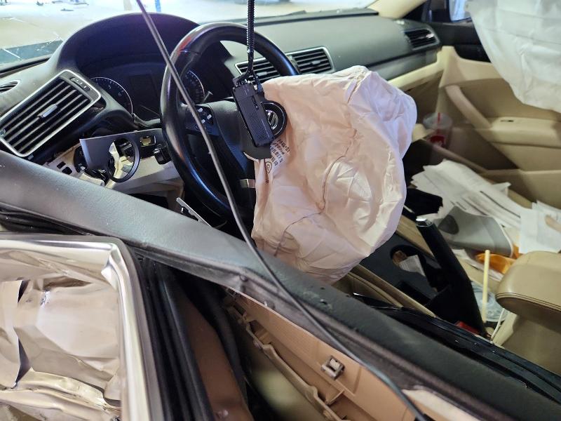 60514696 :رقم المزاد ، 1VWAT7A3XFC086502 vin ، 2015 Volkswagen Passat مزاد بيع