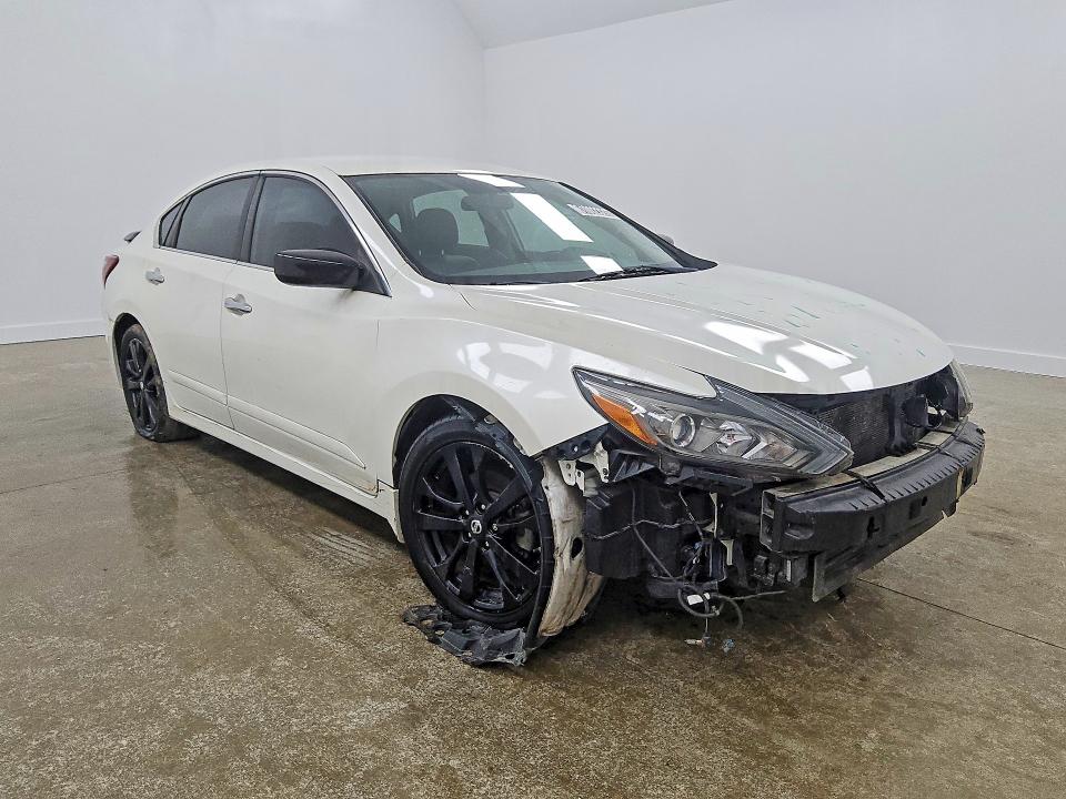 Продаж на аукціоні авто 2018 Nissan Altima, vin: 1N4AL3AP6JC223917, номер лоту: 61002326