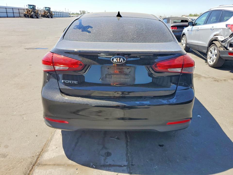 63021316 :رقم المزاد ، 3KPFK4A75JE251807 vin ، 2018 Kia Forte مزاد بيع
