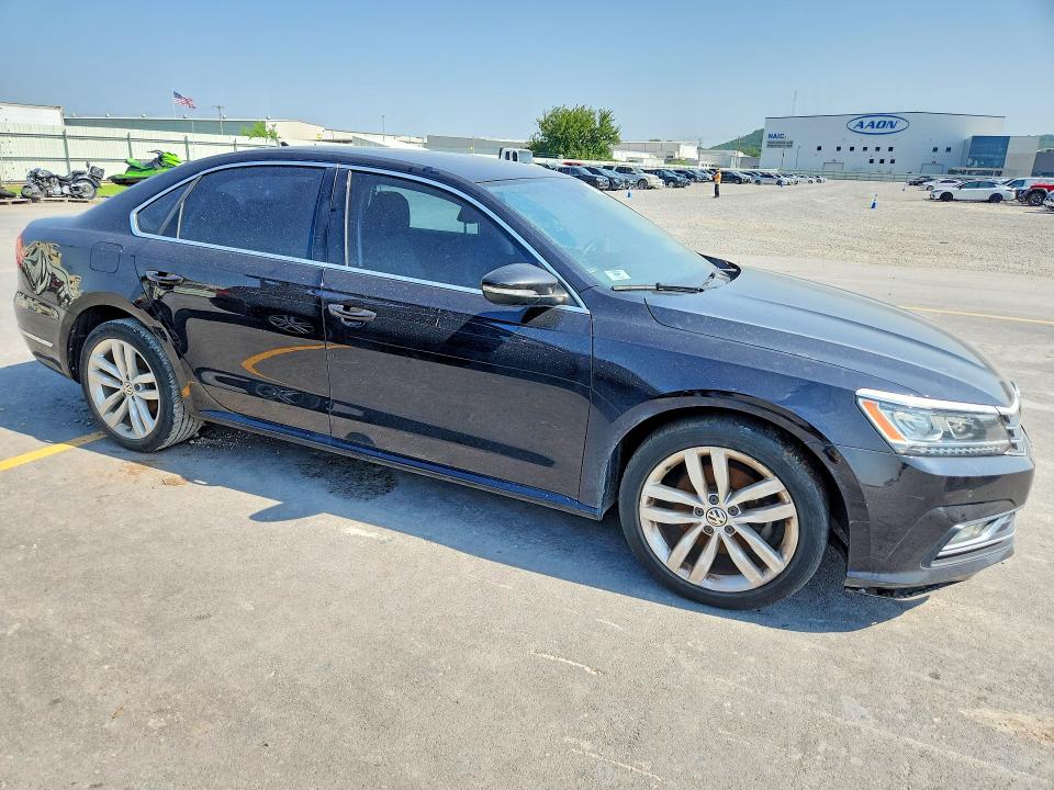 61582196 :رقم المزاد ، 1VWBA7A36JC009807 vin ، 2018 Volkswagen Passat مزاد بيع
