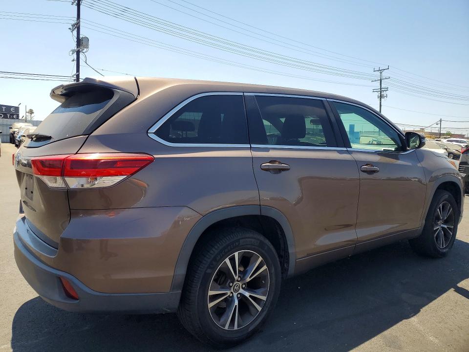 62872716 :رقم المزاد ، 5TDZARFH3JS037290 vin ، 2018 Toyota Highlander مزاد بيع