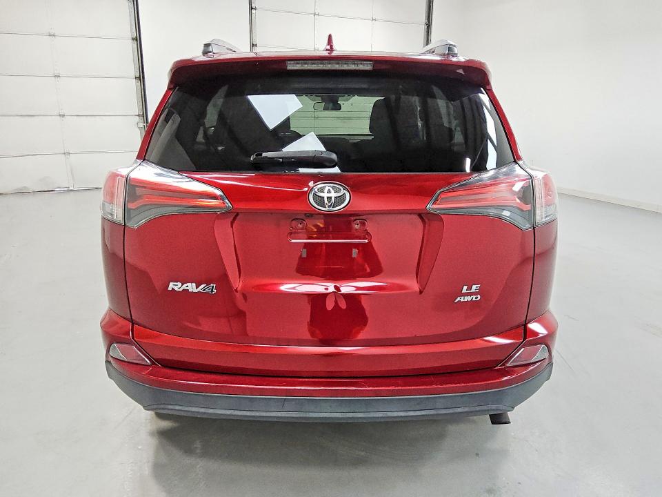 58328676 :رقم المزاد ، 2T3BFREV1JW743988 vin ، 2018 Toyota Rav4 مزاد بيع