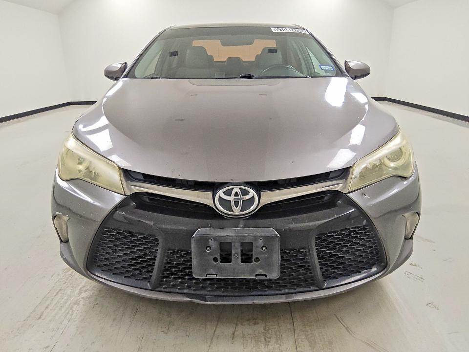 61056836 :رقم المزاد ، 4T1BF1FK6FU043597 vin ، 2015 Toyota Camry مزاد بيع