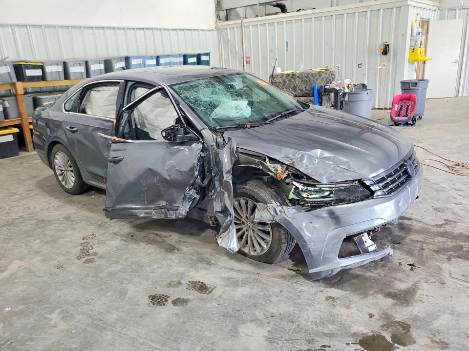 60132596 :رقم المزاد ، 1VWBT7A34HC076345 vin ، 2017 Volkswagen Passat مزاد بيع