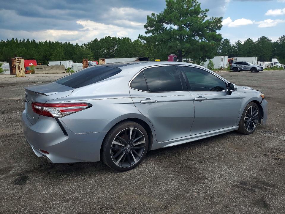 61548066 :رقم المزاد ، 4T1B61HK2JU136400 vin ، 2018 Toyota Camry مزاد بيع