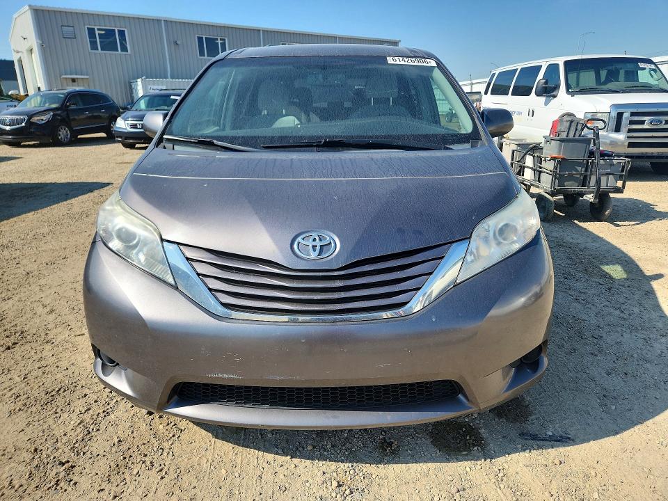 61426906 :رقم المزاد ، 5TDJK3DC8FS112409 vin ، 2015 Toyota Sienna Le مزاد بيع
