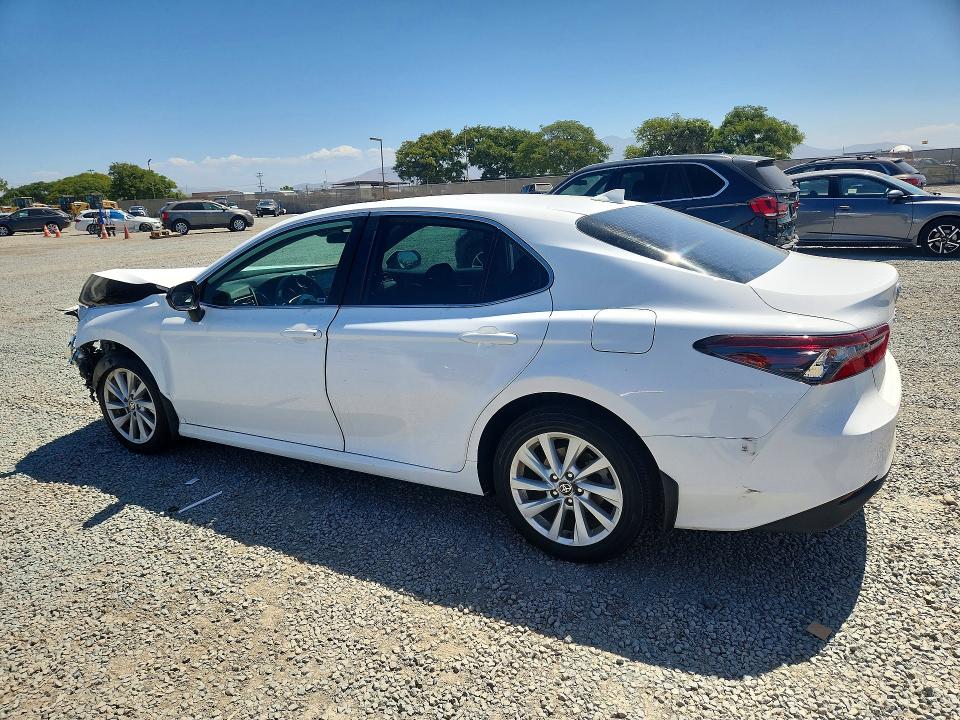 61173556 :رقم المزاد ، 4T1C11AK5NU669991 vin ، 2022 Toyota Camry مزاد بيع