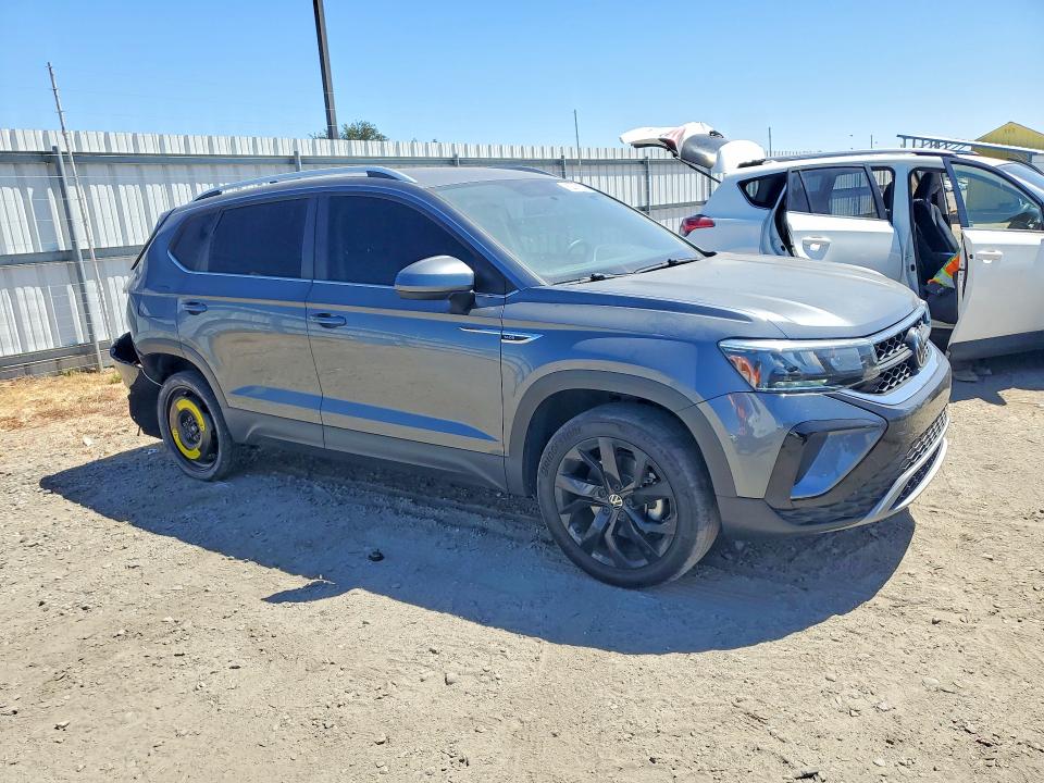 60425336 :رقم المزاد ، 3VVWX7B21NM078855 vin ، 2022 Volkswagen Taos مزاد بيع