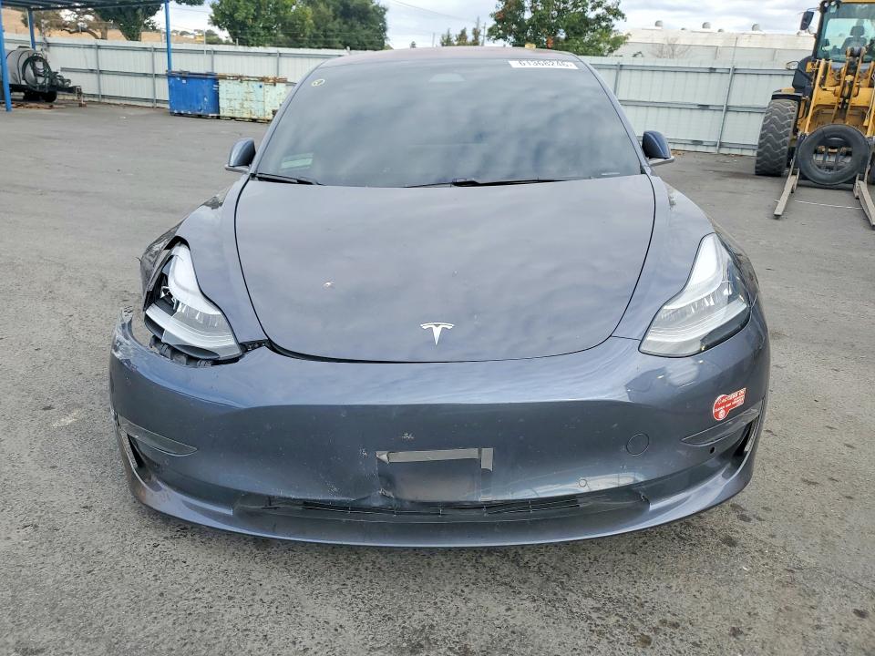 61368246 :رقم المزاد ، 5YJ3E1EA2JF009548 vin ، 2018 Tesla Model 3 مزاد بيع